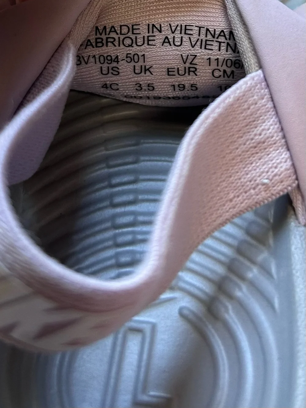 Nike Kawa Girl’s Toddler Lavender slide sandals 4C
